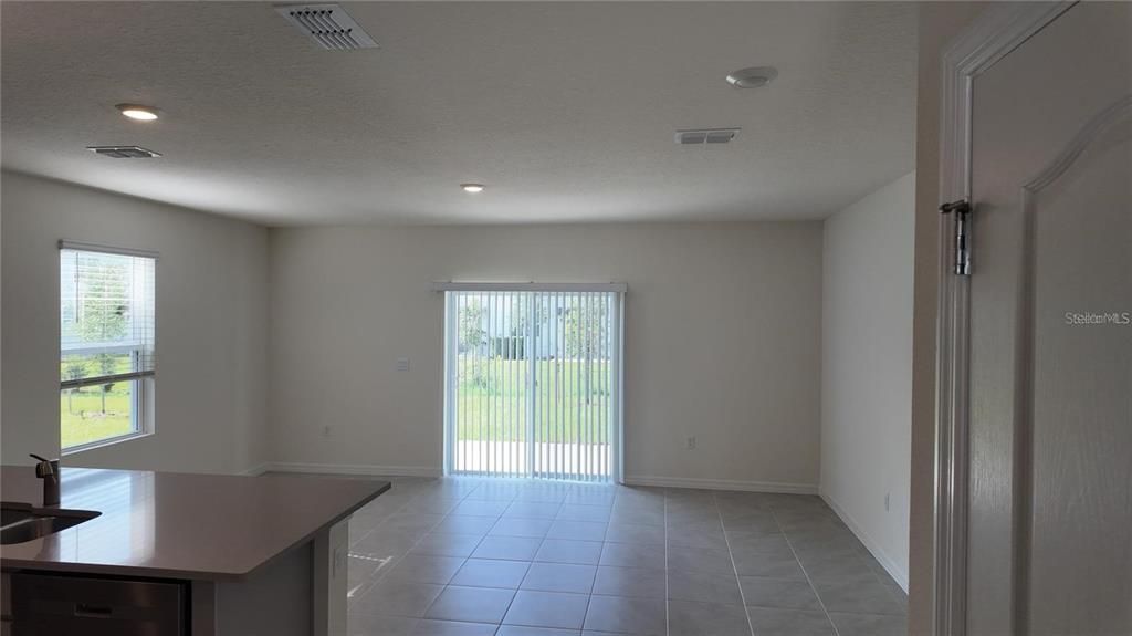 Activo con contrato: $1,850 (3 camas, 2 baños, 1488 Pies cuadrados)