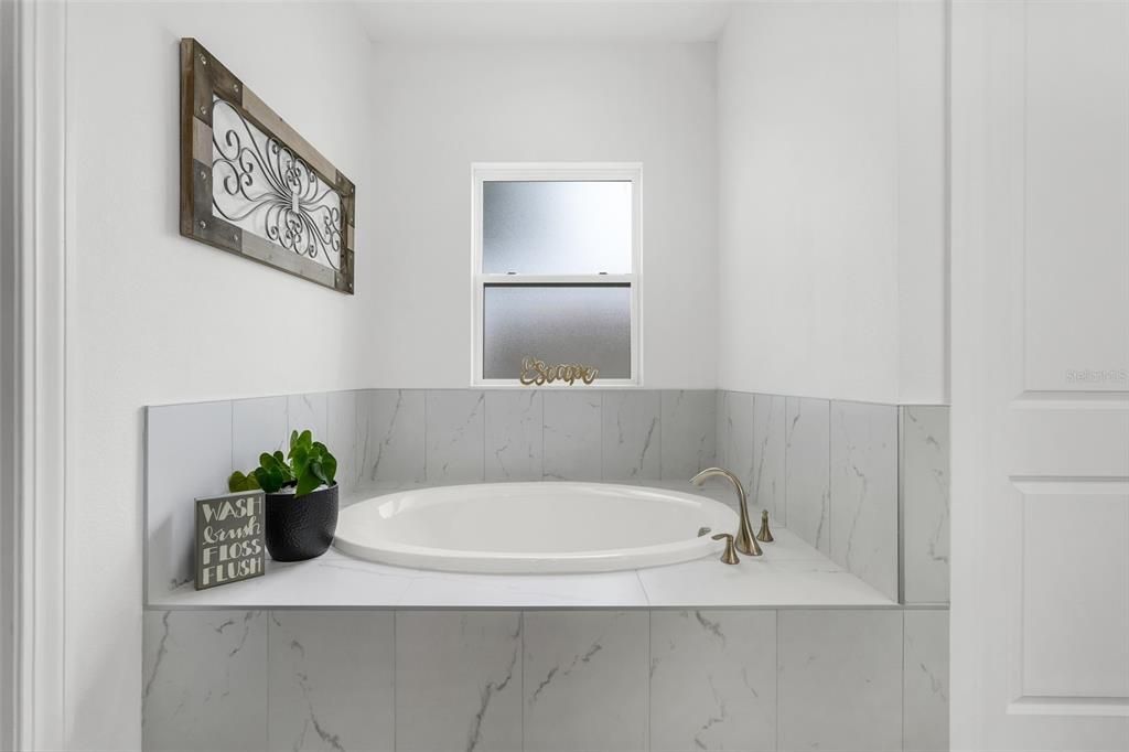 Activo con contrato: $700,000 (5 camas, 2 baños, 2658 Pies cuadrados)