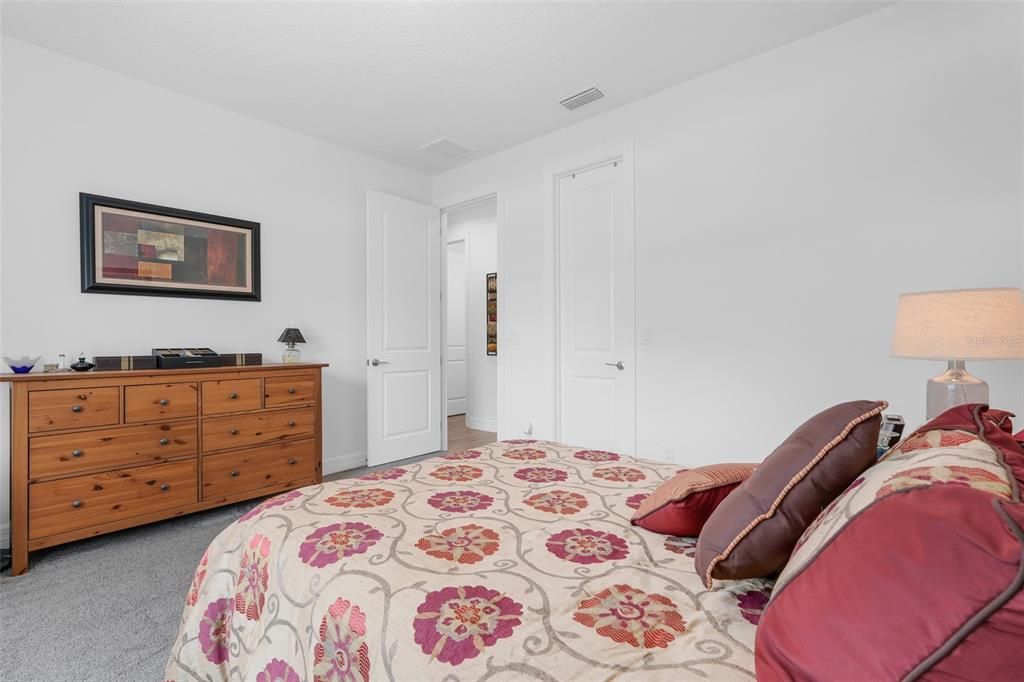 Activo con contrato: $700,000 (5 camas, 2 baños, 2658 Pies cuadrados)