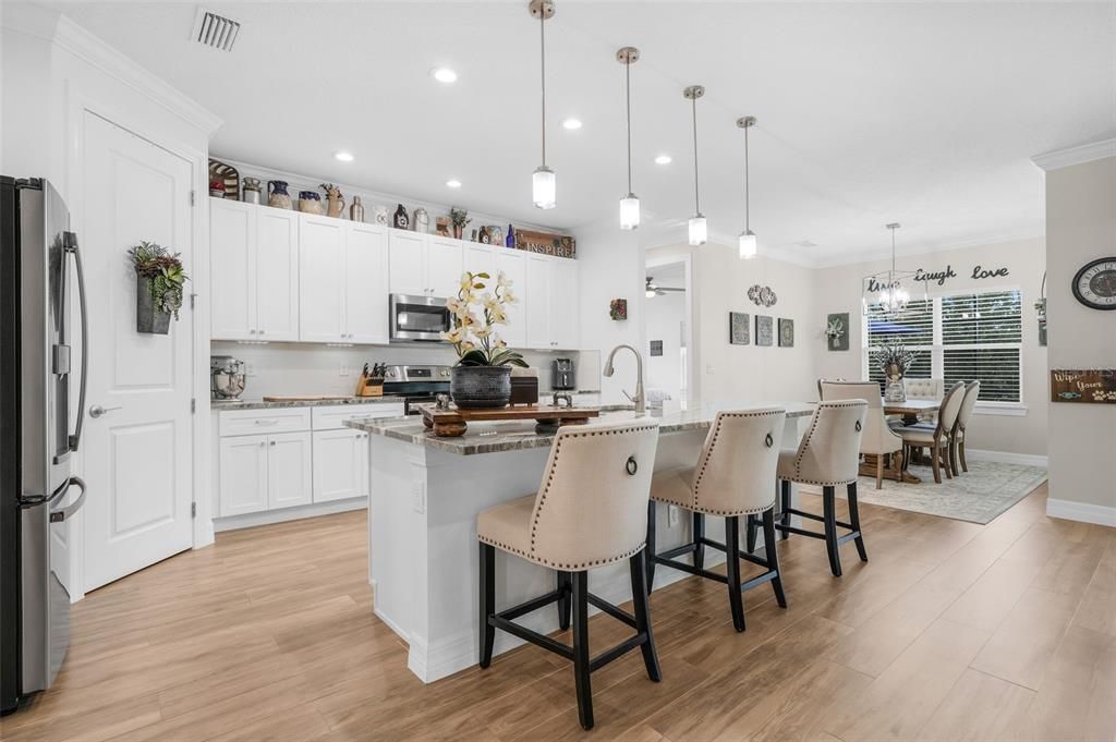 Activo con contrato: $700,000 (5 camas, 2 baños, 2658 Pies cuadrados)