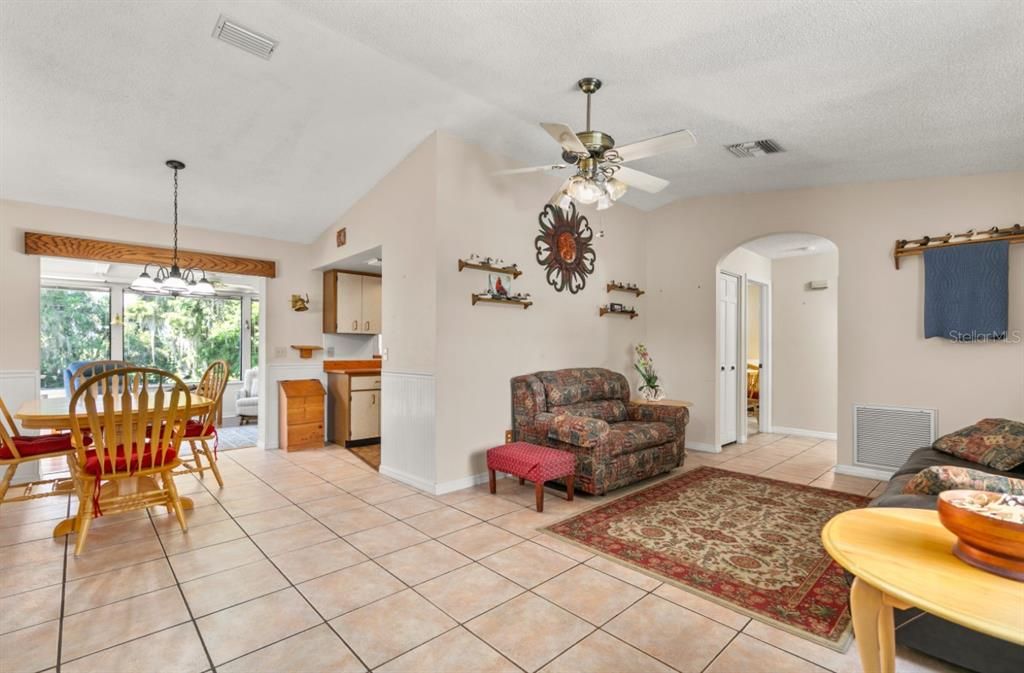 Под контрактом: $424,900 (2 спален, 2 ванн, 1432 Квадратных фут)