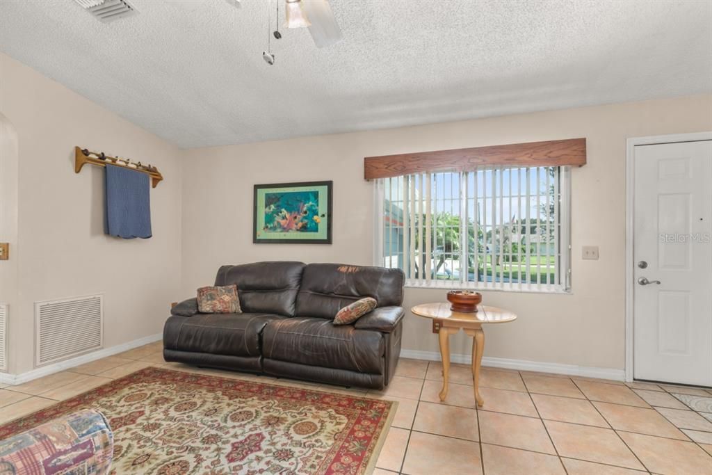 Под контрактом: $424,900 (2 спален, 2 ванн, 1432 Квадратных фут)