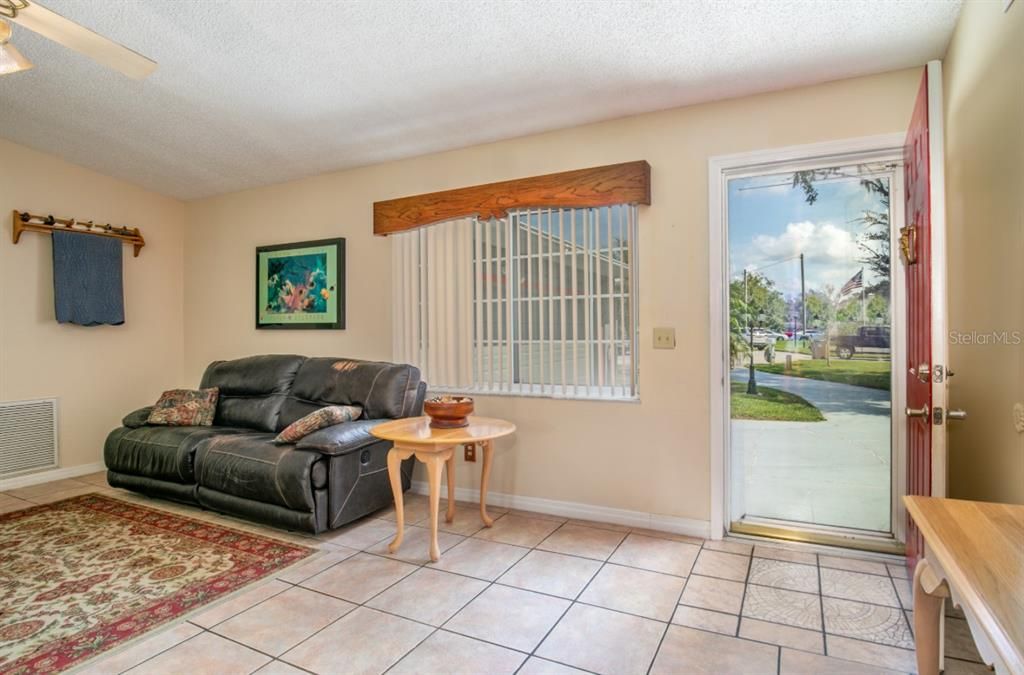 Под контрактом: $424,900 (2 спален, 2 ванн, 1432 Квадратных фут)