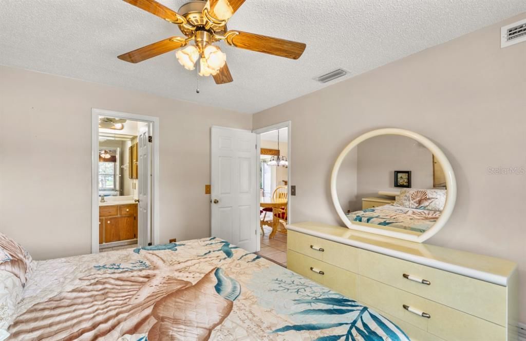 Под контрактом: $424,900 (2 спален, 2 ванн, 1432 Квадратных фут)