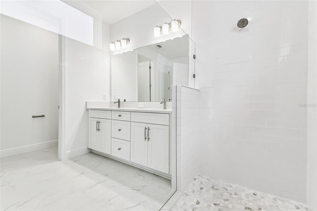 Под контрактом: $669,999 (4 спален, 2 ванн, 2851 Квадратных фут)