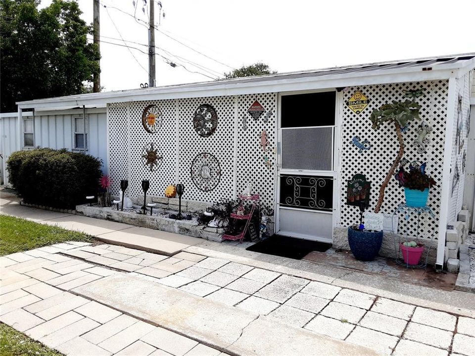 For Sale: $77,000 (1 beds, 1 baths, 460 Square Feet)