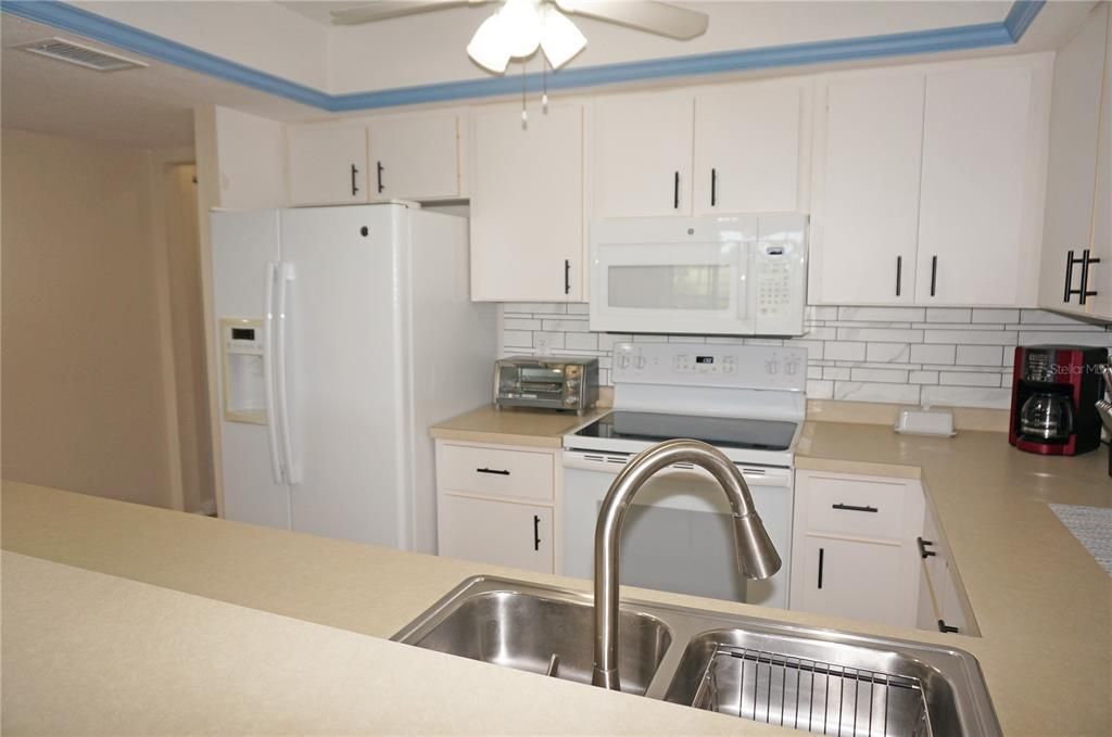 待售: $185,000 (2 贝兹, 2 浴室, 1165 平方英尺)