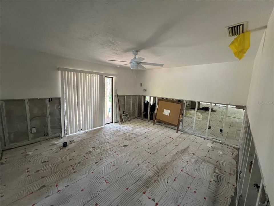 Под контрактом: $299,000 (3 спален, 2 ванн, 1916 Квадратных фут)