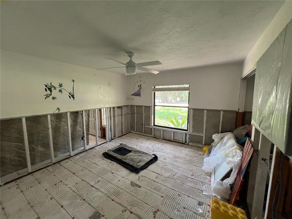 Под контрактом: $299,000 (3 спален, 2 ванн, 1916 Квадратных фут)