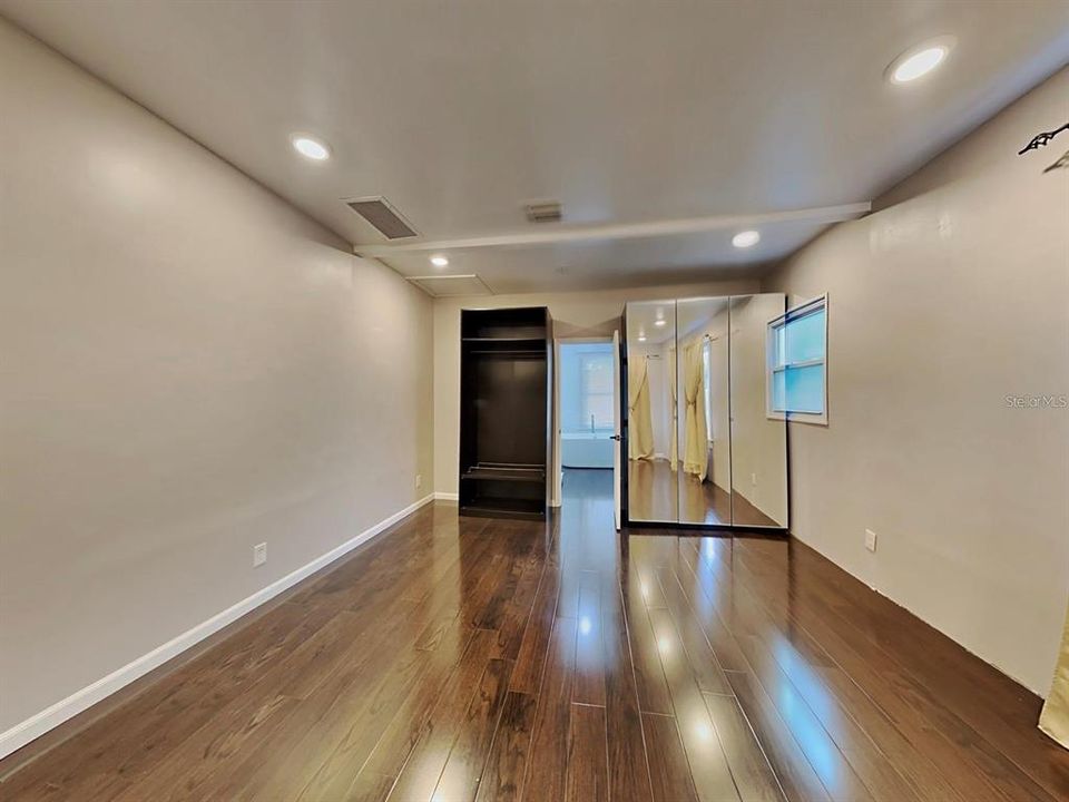 For Sale: $499,900 (2 beds, 1 baths, 1064 Square Feet)