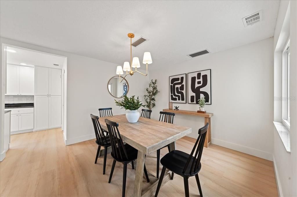 En Venta: $589,000 (4 camas, 2 baños, 2461 Pies cuadrados)