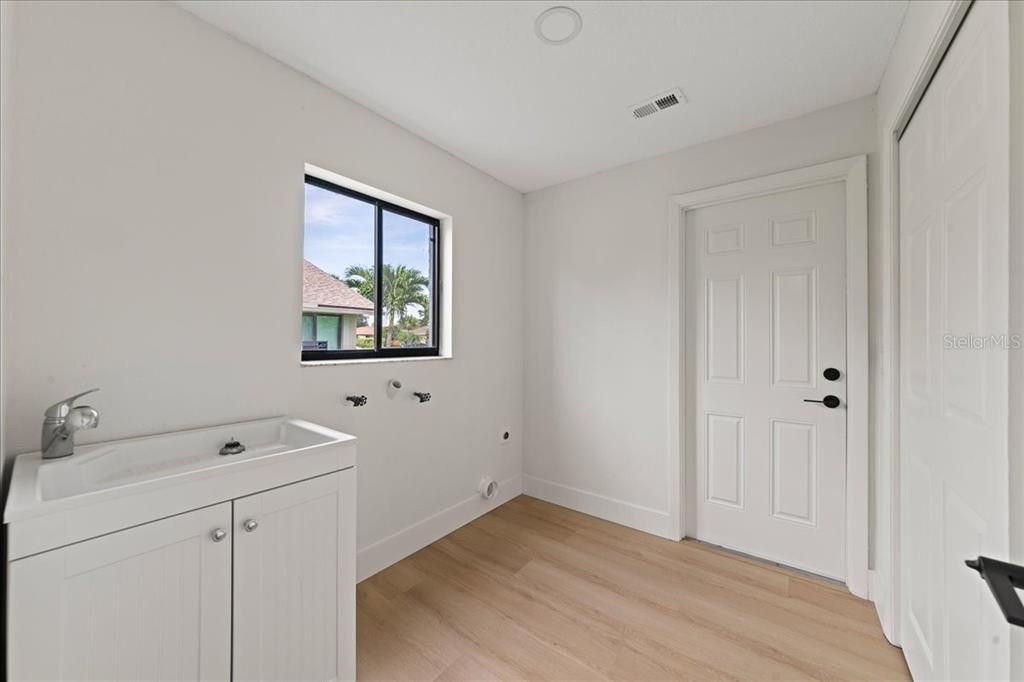 En Venta: $589,000 (4 camas, 2 baños, 2461 Pies cuadrados)