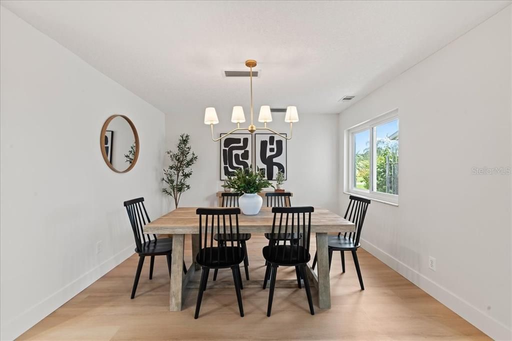 En Venta: $589,000 (4 camas, 2 baños, 2461 Pies cuadrados)