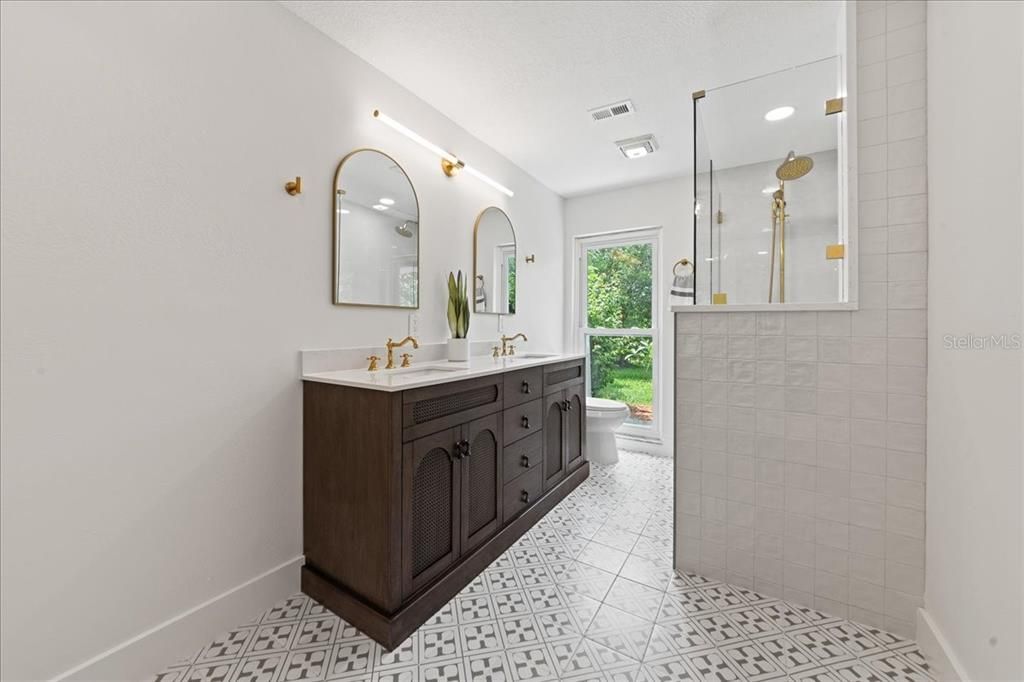 En Venta: $589,000 (4 camas, 2 baños, 2461 Pies cuadrados)