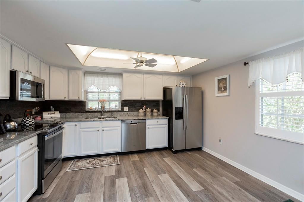 Под контрактом: $179,900 (2 спален, 2 ванн, 1796 Квадратных фут)