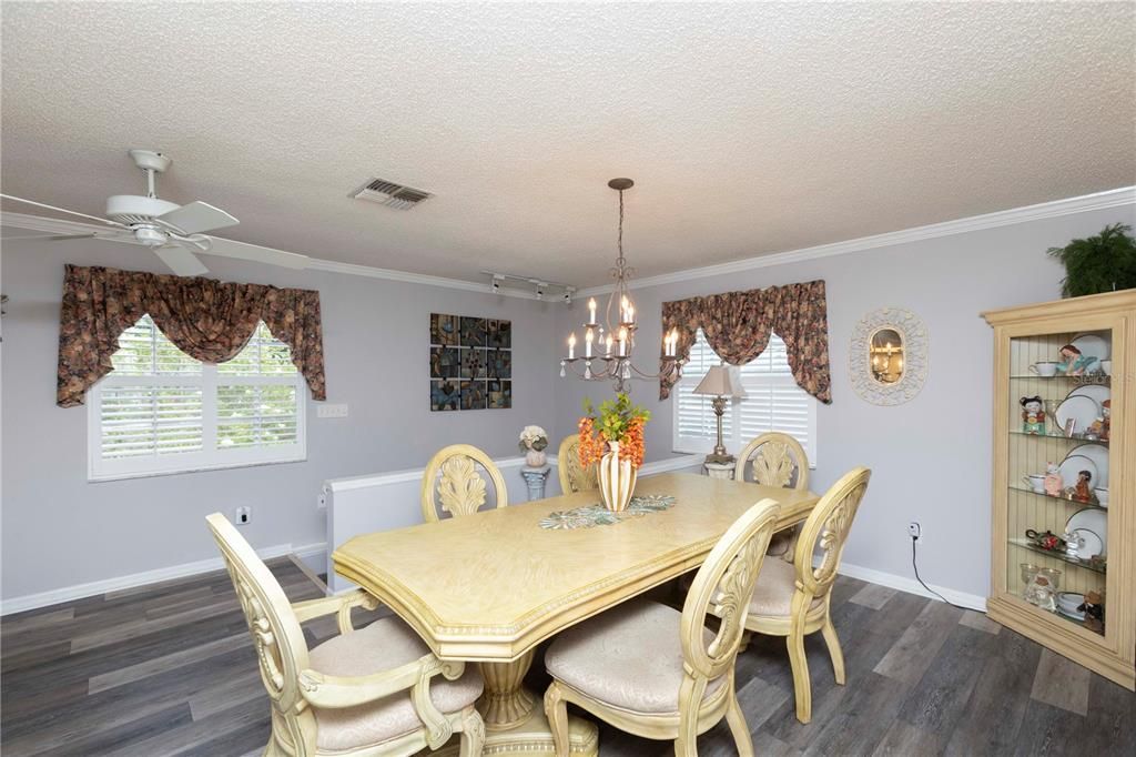 Под контрактом: $179,900 (2 спален, 2 ванн, 1796 Квадратных фут)