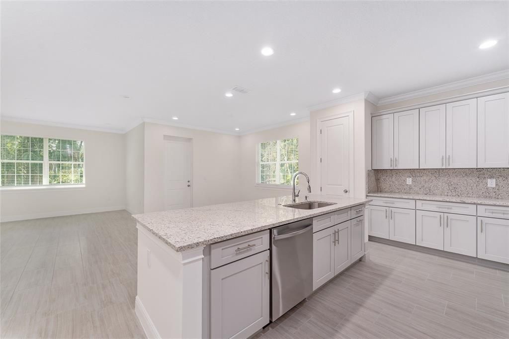 Под контрактом: $340,000 (4 спален, 3 ванн, 2069 Квадратных фут)