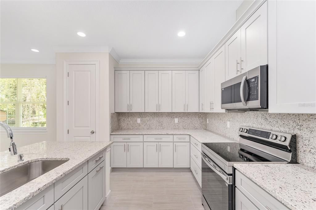 Под контрактом: $340,000 (4 спален, 3 ванн, 2069 Квадратных фут)