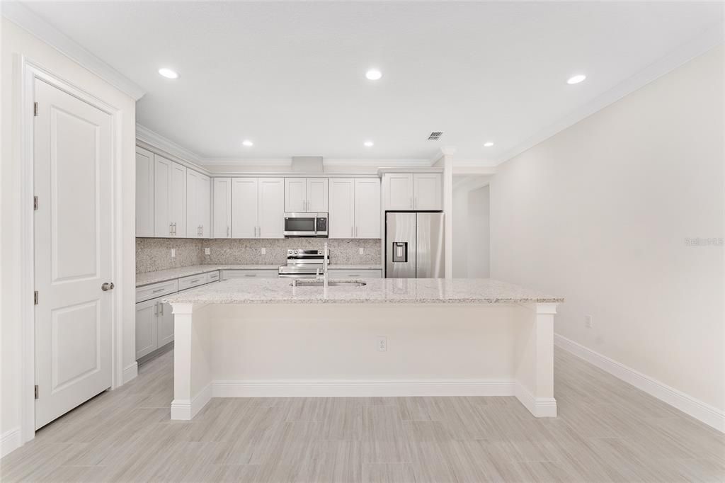 Под контрактом: $340,000 (4 спален, 3 ванн, 2069 Квадратных фут)