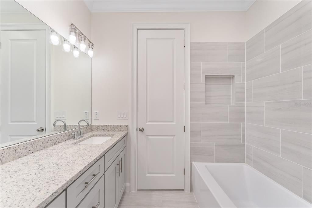 Под контрактом: $340,000 (4 спален, 3 ванн, 2069 Квадратных фут)