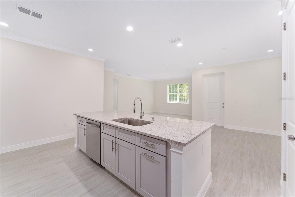 Под контрактом: $340,000 (4 спален, 3 ванн, 2069 Квадратных фут)