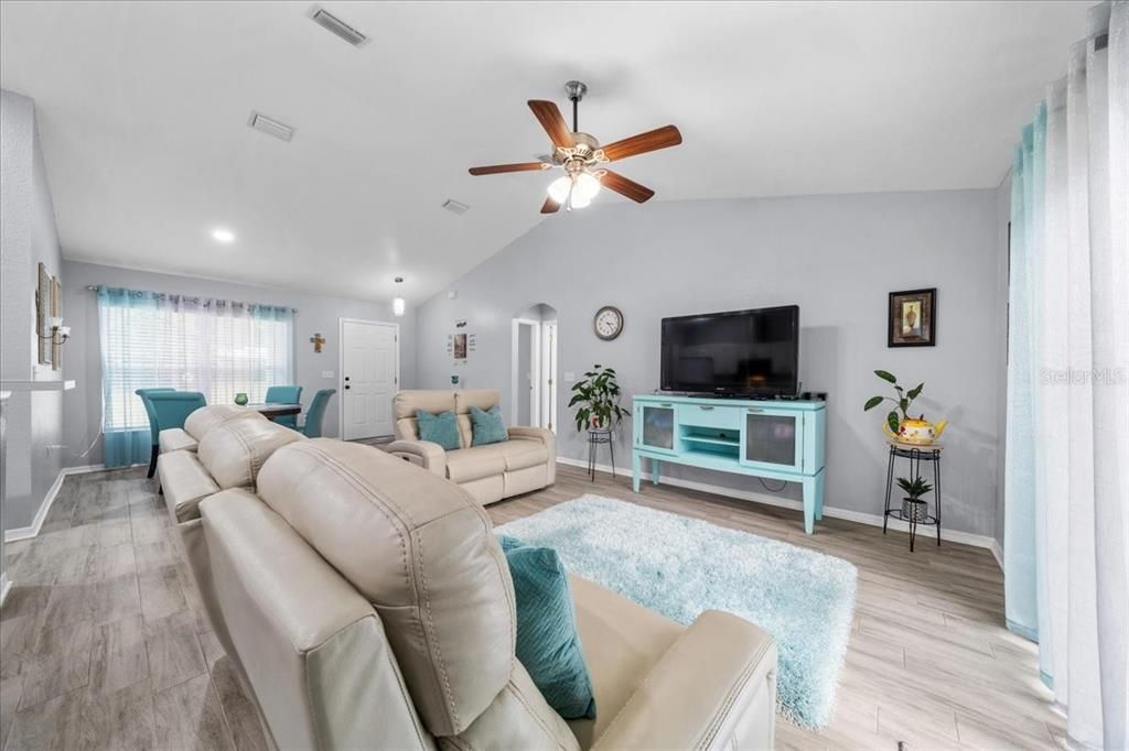 For Sale: $240,900 (3 beds, 2 baths, 1362 Square Feet)