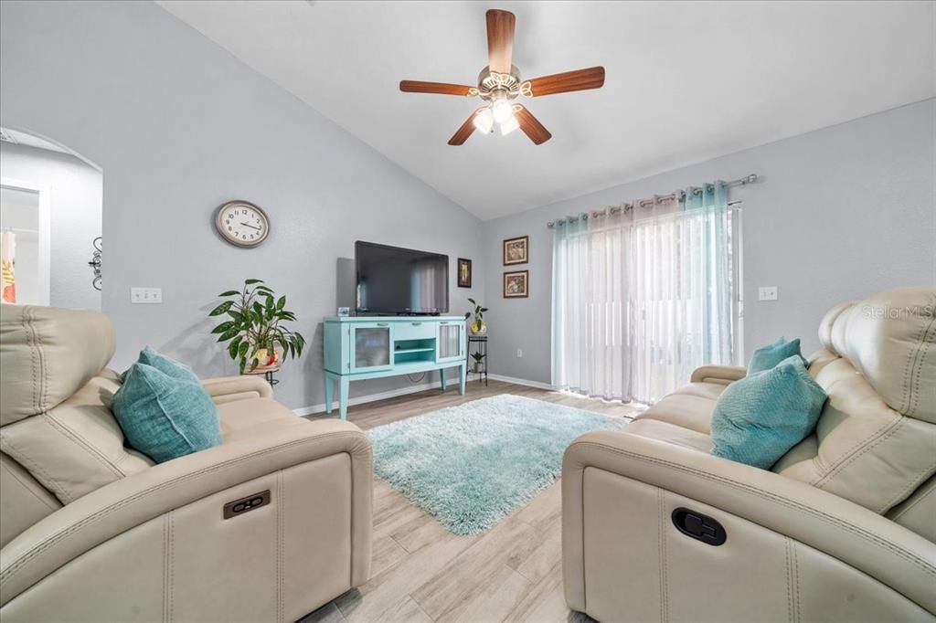For Sale: $240,900 (3 beds, 2 baths, 1362 Square Feet)