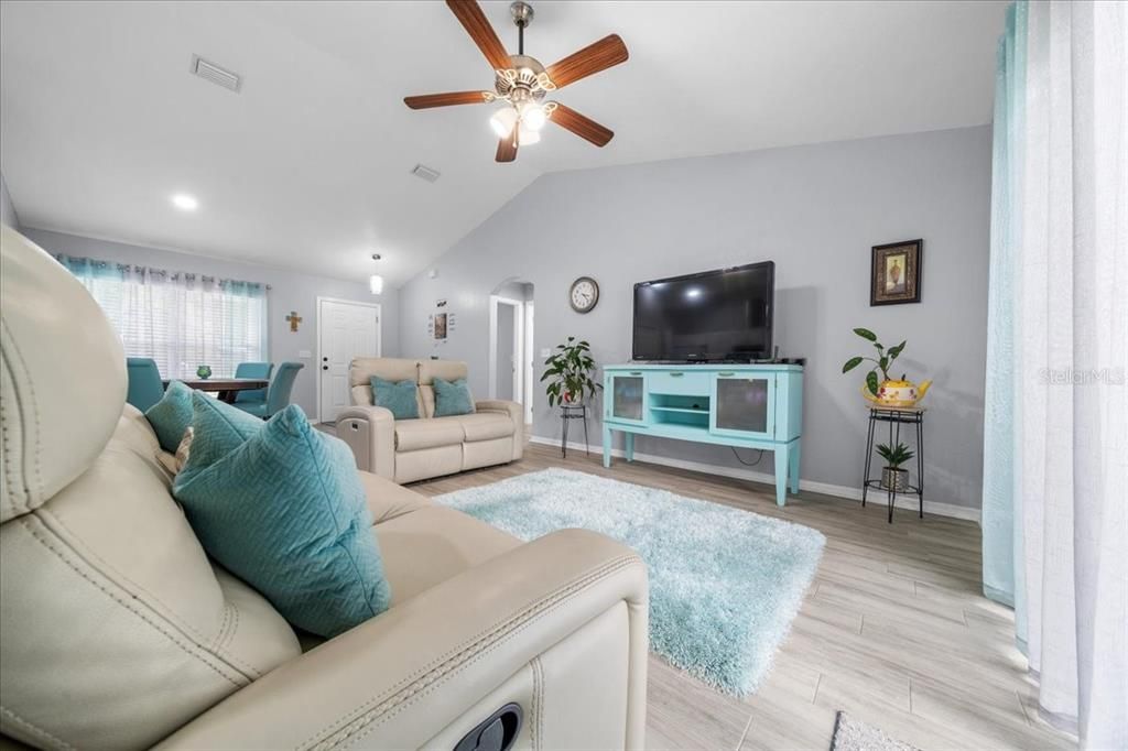 For Sale: $240,900 (3 beds, 2 baths, 1362 Square Feet)