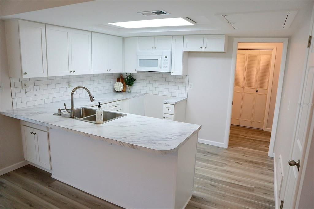 待售: $115,900 (1 贝兹, 1 浴室, 888 平方英尺)