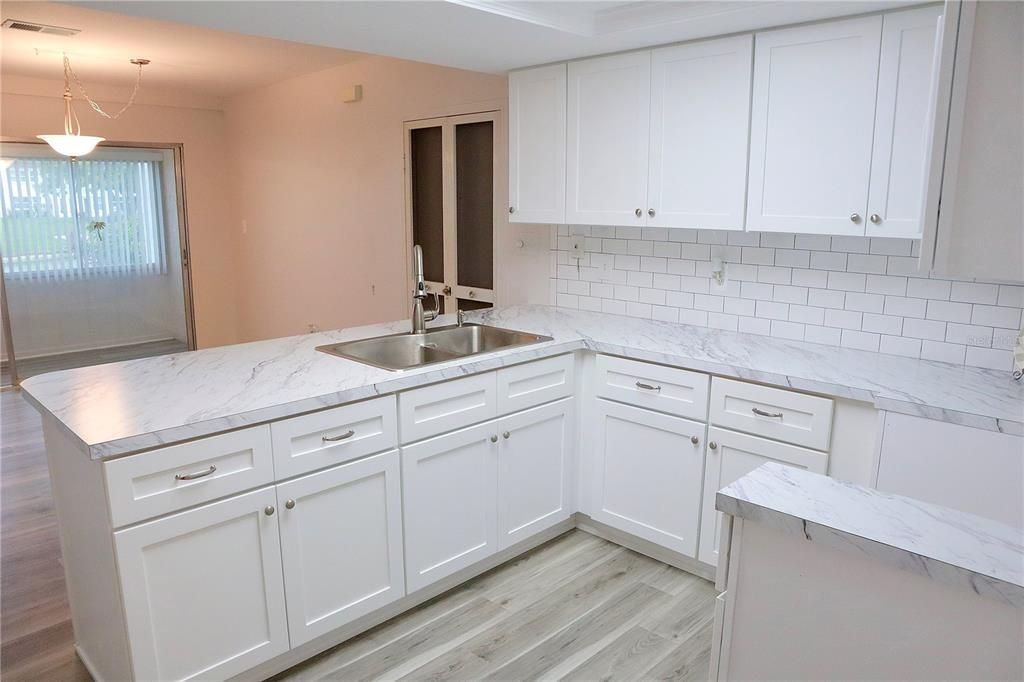 待售: $115,900 (1 贝兹, 1 浴室, 888 平方英尺)