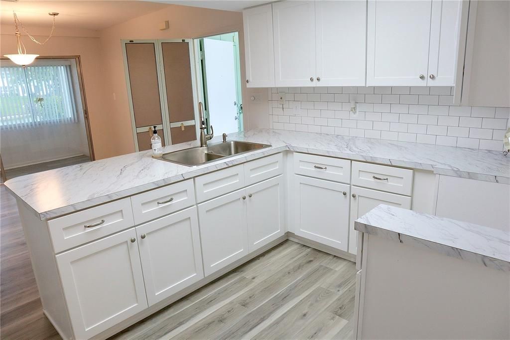 待售: $115,900 (1 贝兹, 1 浴室, 888 平方英尺)