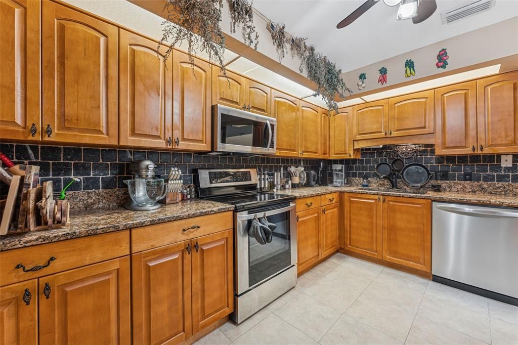 Active With Contract: $385,000 (3 beds, 2 baths, 1402 Square Feet)