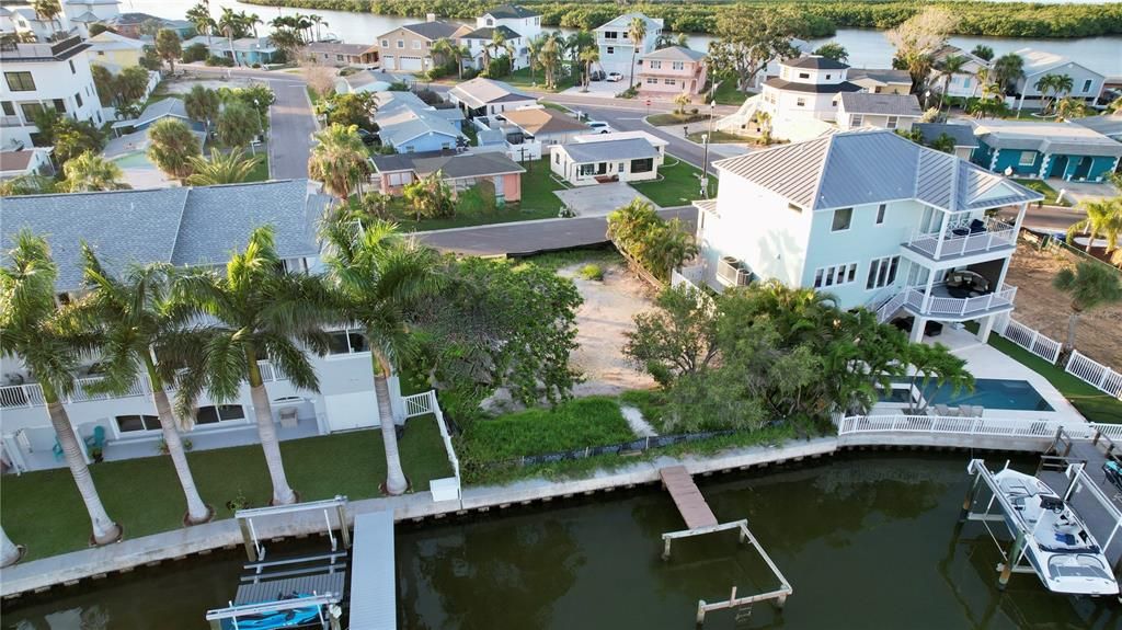 На продажу: $699,000 (0.09 acres)