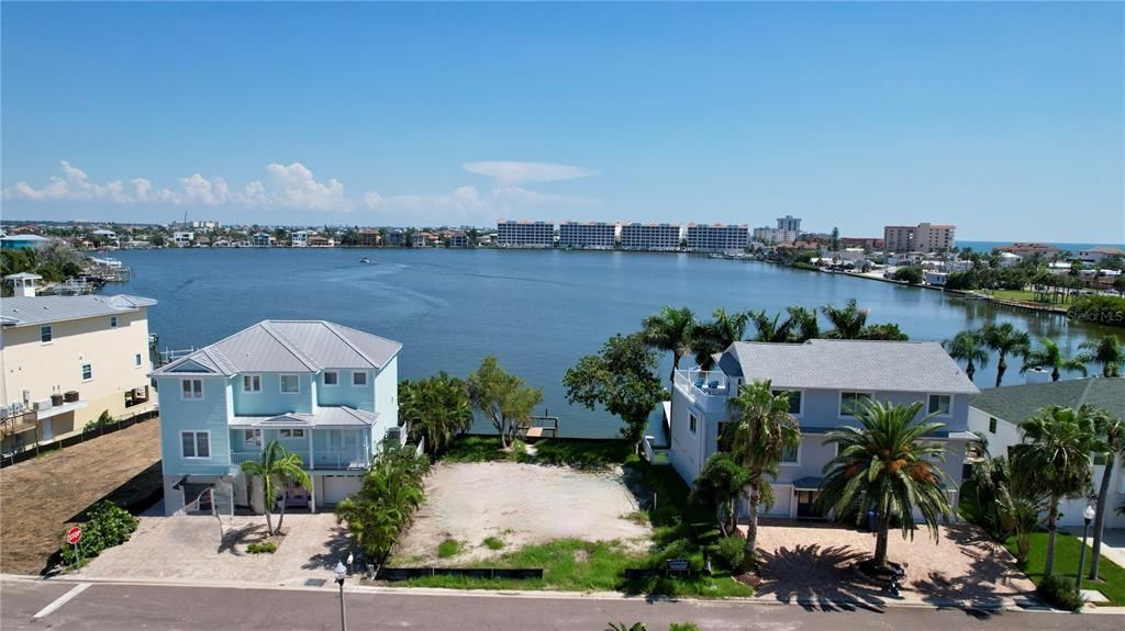 На продажу: $699,000 (0.09 acres)