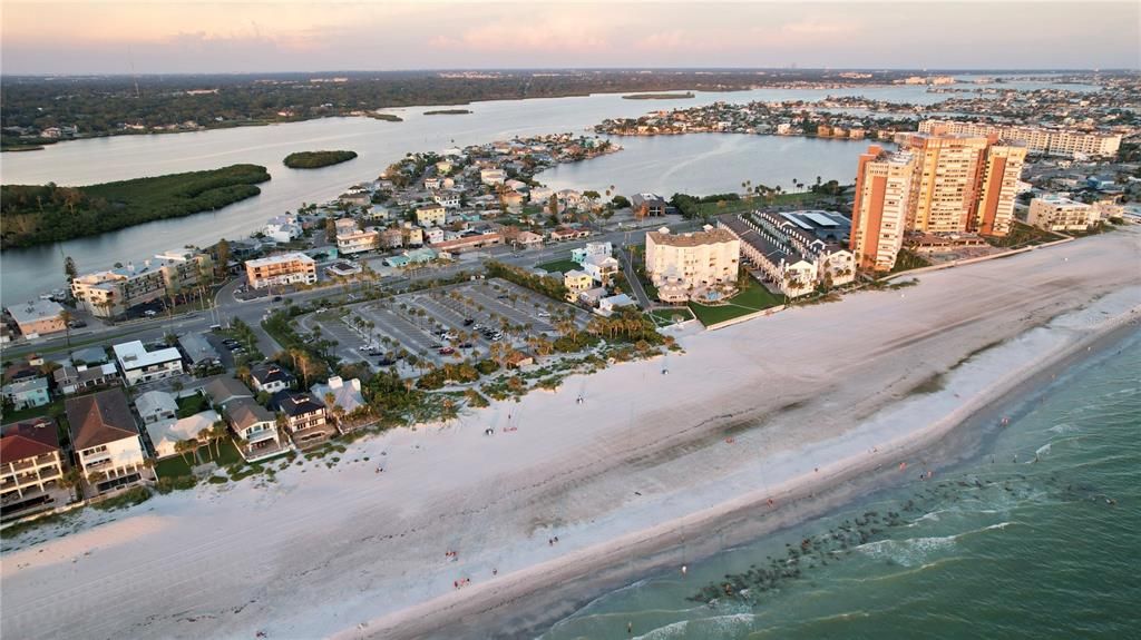 На продажу: $699,000 (0.09 acres)