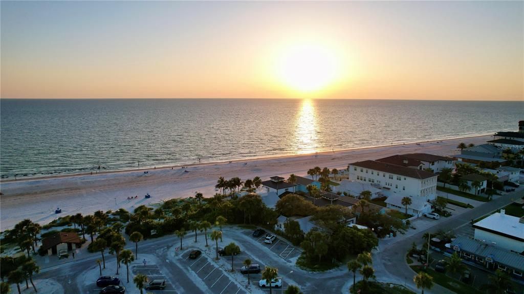 На продажу: $699,000 (0.09 acres)