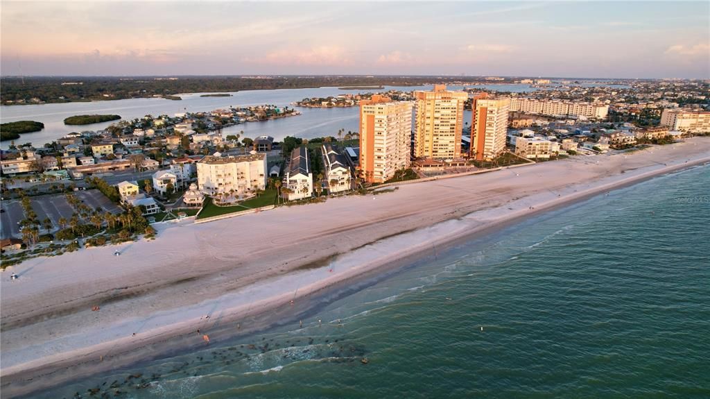 На продажу: $699,000 (0.09 acres)