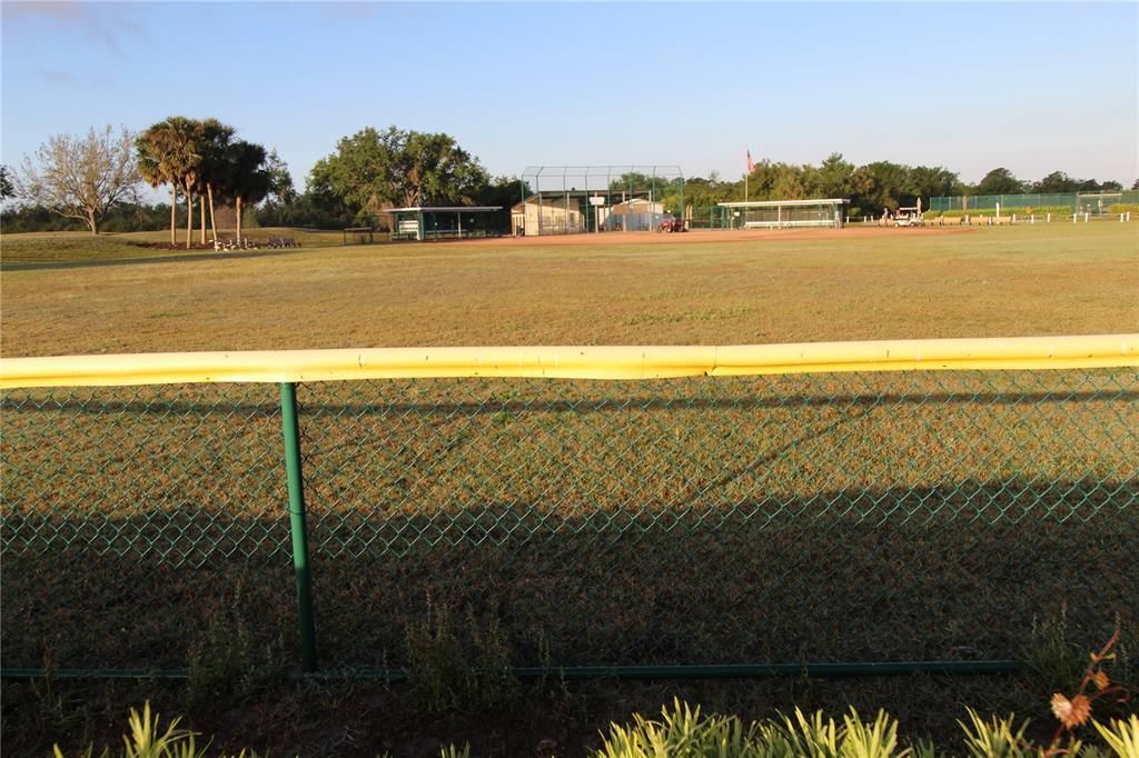 出租: $1,500 (1 贝兹, 1 浴室, 834 平方英尺)