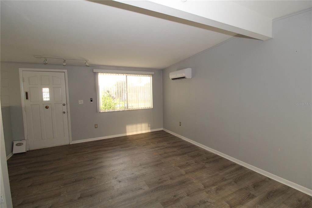 出租: $1,500 (1 贝兹, 1 浴室, 834 平方英尺)