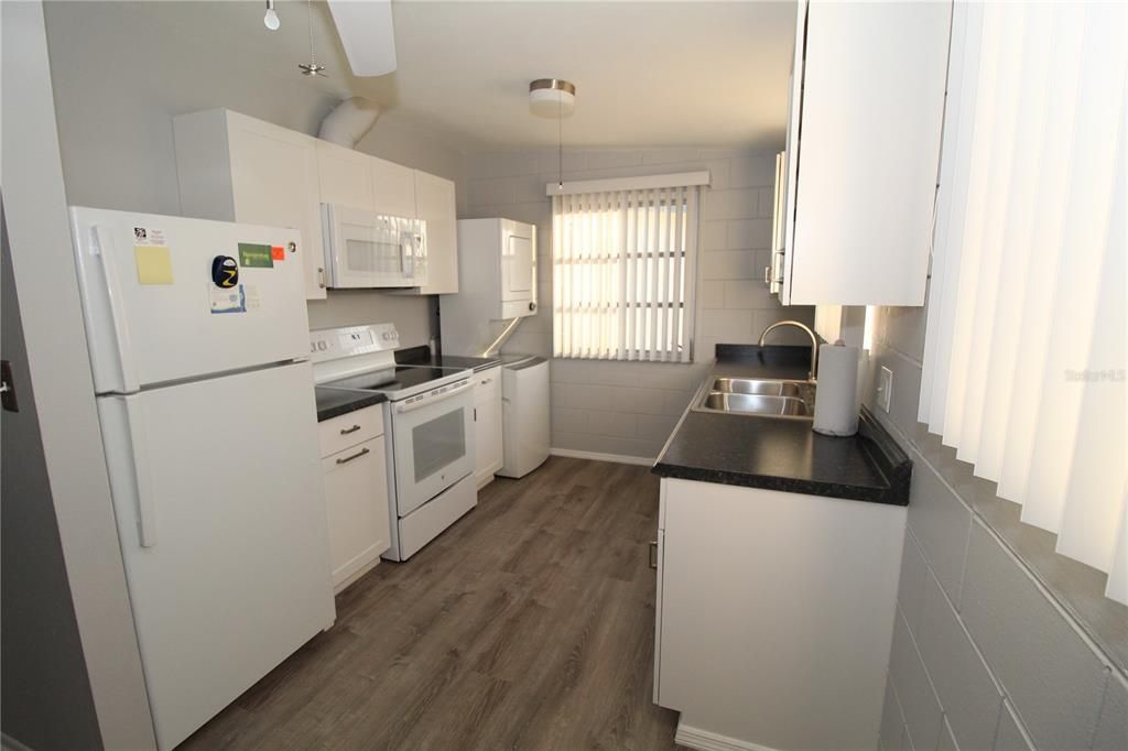 出租: $1,500 (1 贝兹, 1 浴室, 834 平方英尺)