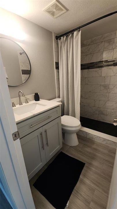 合同活跃: $215,000 (1 贝兹, 1 浴室, 846 平方英尺)