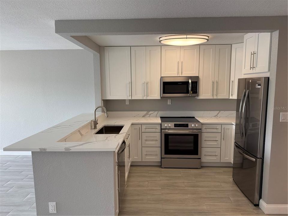 合同活跃: $215,000 (1 贝兹, 1 浴室, 846 平方英尺)