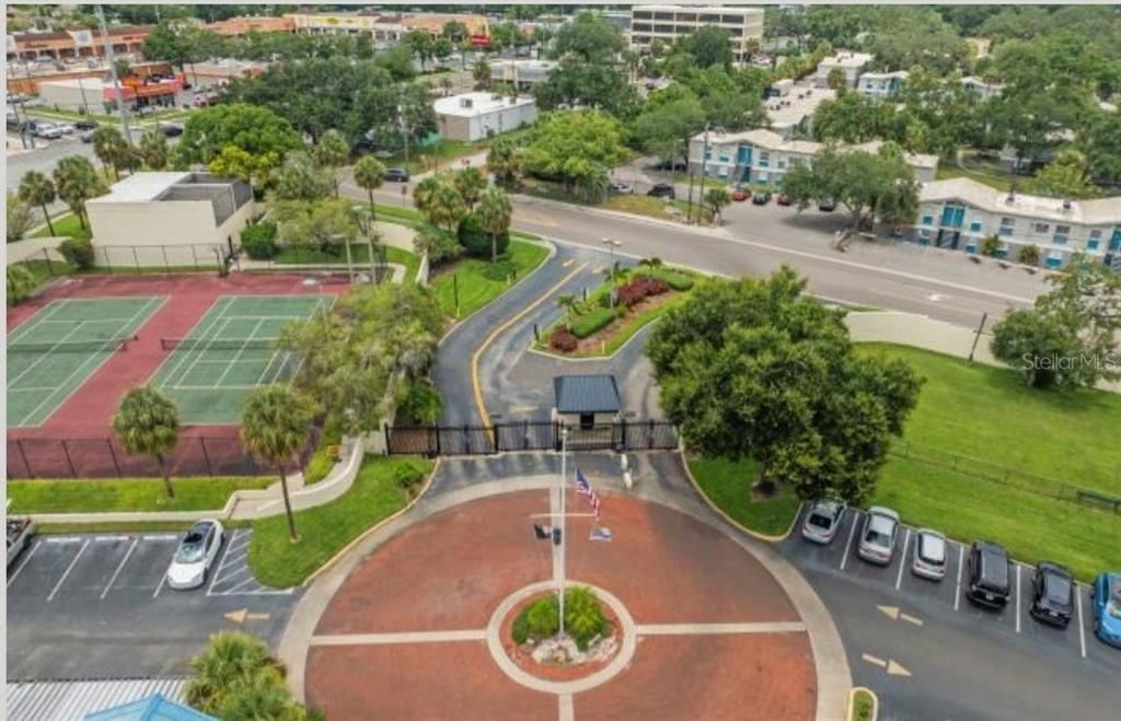 合同活跃: $215,000 (1 贝兹, 1 浴室, 846 平方英尺)