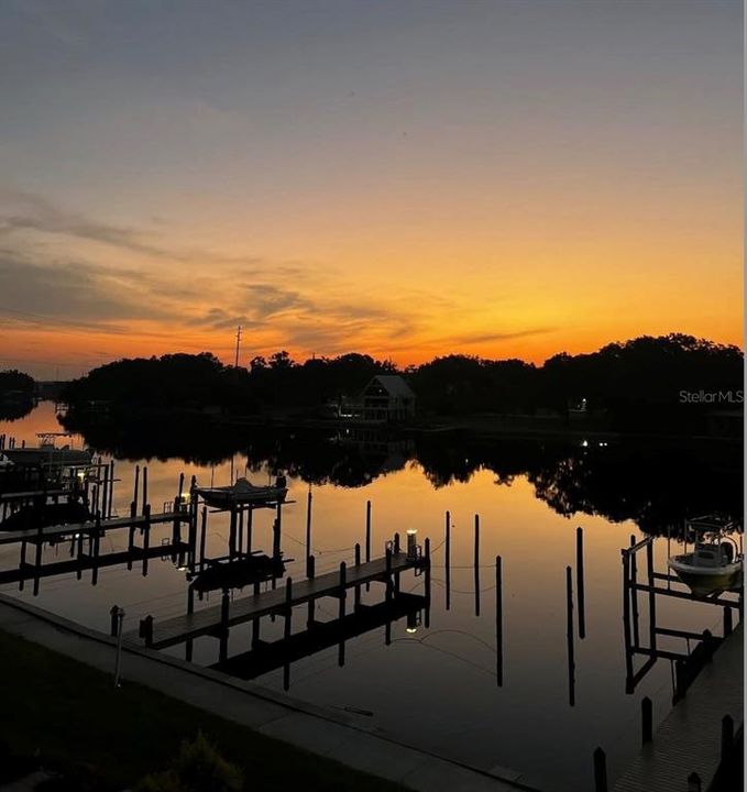 合同活跃: $215,000 (1 贝兹, 1 浴室, 846 平方英尺)