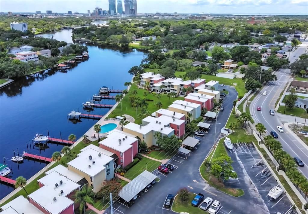 合同活跃: $215,000 (1 贝兹, 1 浴室, 846 平方英尺)