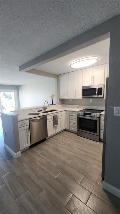 合同活跃: $215,000 (1 贝兹, 1 浴室, 846 平方英尺)