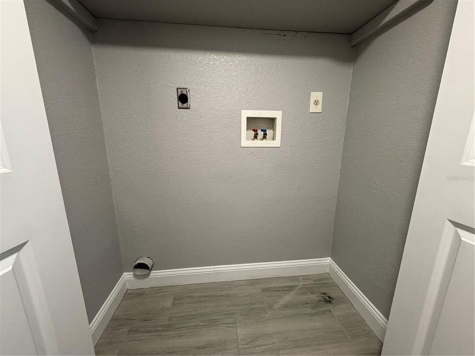 合同活跃: $215,000 (1 贝兹, 1 浴室, 846 平方英尺)