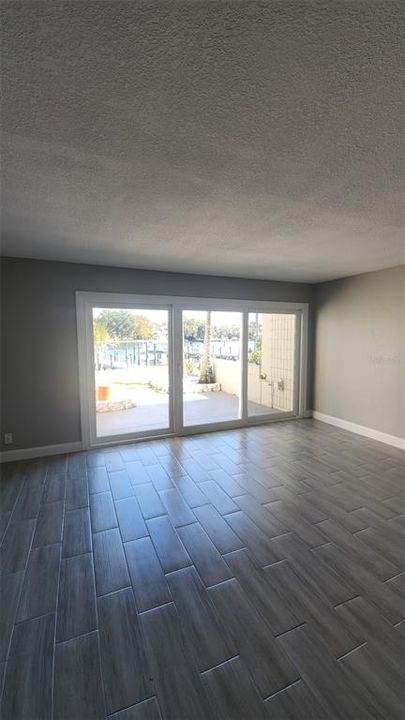 合同活跃: $215,000 (1 贝兹, 1 浴室, 846 平方英尺)