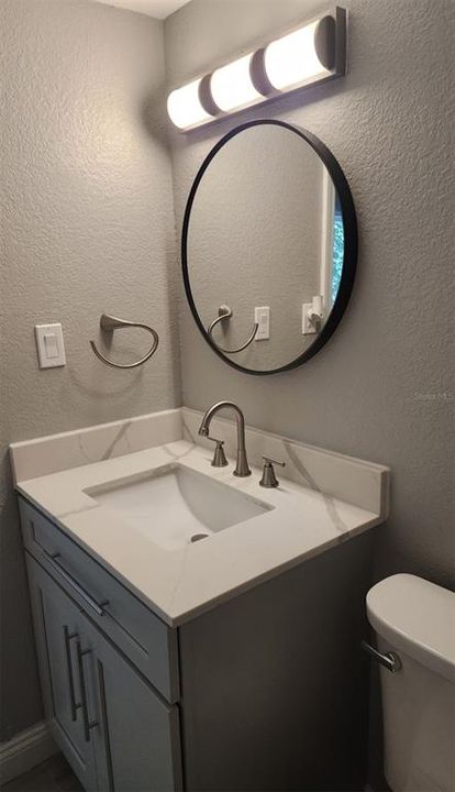 合同活跃: $215,000 (1 贝兹, 1 浴室, 846 平方英尺)