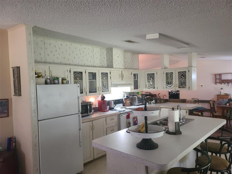 Под контрактом: $349,999 (3 спален, 2 ванн, 3240 Квадратных фут)